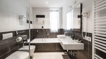 Privates Badezimmer mit Badewanne