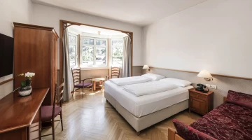 Zimmer mit Kleiderschrank und Schreibtisch