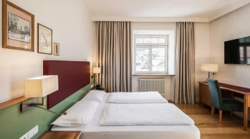 Doppelzimmer mit Schreibtisch