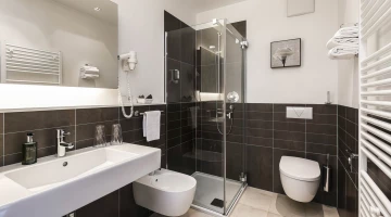 Badezimmer mit Duschkabine