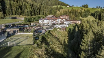 Hôtel avec court de tennis et terrain de football à cinq