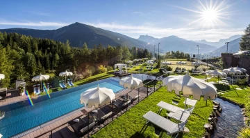 Piscine avec espace solarium