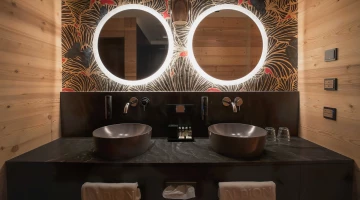 Salle de bain privée avec double lavabo