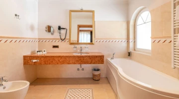 Salle de bain privée avec baignoire