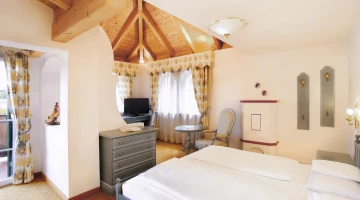 Chambre avec poêle et coin salon