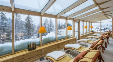 Salle de détente avec transats