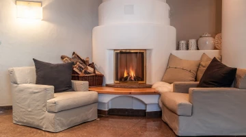 Gemeinsames Wohnzimmer mit Kamin