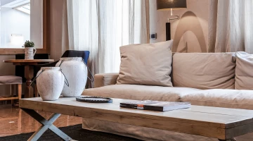 Entspannungsbereich mit Sofa und Zeitschriften