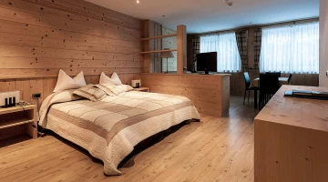 Doppelzimmer mit TV und Sitzecke