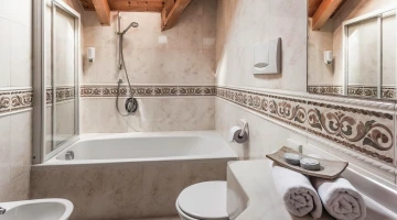 Privates Badezimmer mit Badewanne und Dusche