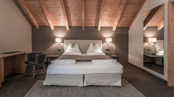 Doppelzimmer mit Schreibtisch