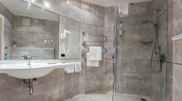 Eigenes Badezimmer mit Duschkabine und wandmontiertem Haartrockner