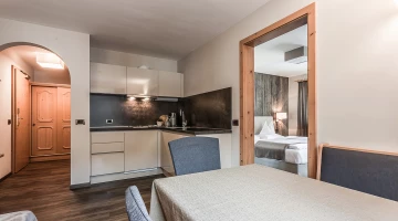 Studio mit Küche und Schlafzimmer mit Doppelbett