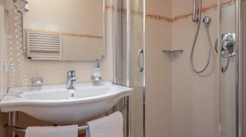 Privates Badezimmer mit Duschkabine