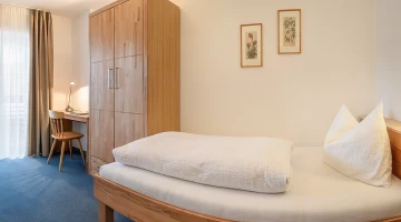 Einzelzimmer mit Kleiderschrank