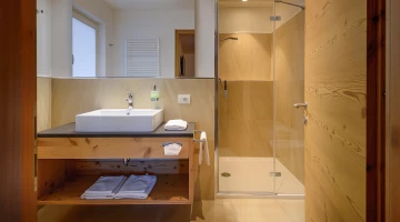 Suite-Badezimmer mit XL-Dusche