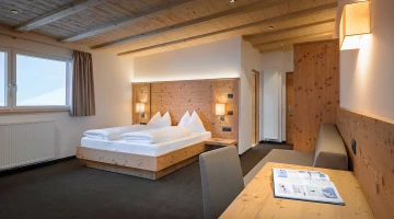 Suite mit Sofa und Schreibtisch