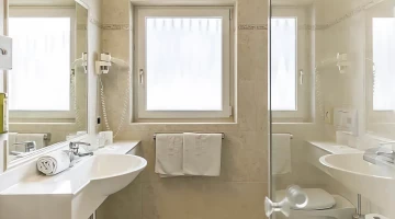 Bathroom with hairdryer and shower box