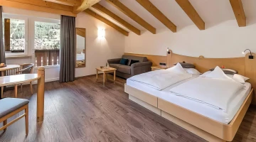 Suite with exposed beams