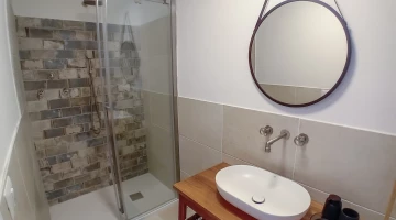 Private bathroom with shower box