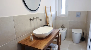 Private facilities in the room
