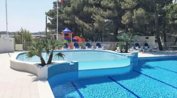 Swimming pool with children&#39;s pool