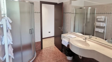 Private facilities Standard room with shower box