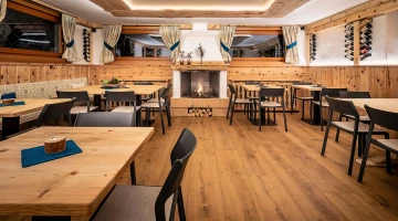 Restaurant room with fireplace
