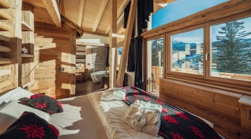 Double bed in room with bathtub
