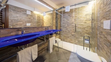 Bagno con cabina doccia in Suite familiare