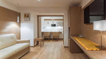 Zona giorno con TV in Suite