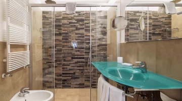 Bagno con box doccia in una camera