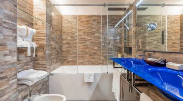 Bagno con doccia e vasca in una camera 