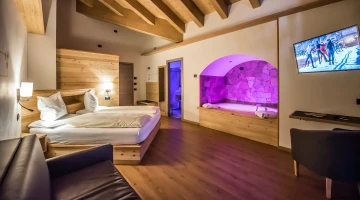 Suite with bathtub