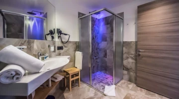 Private facilities with shower box