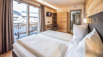 Room with furnished balcony