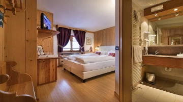 Room with double bed