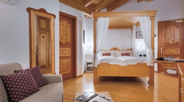 Room with canopy bed