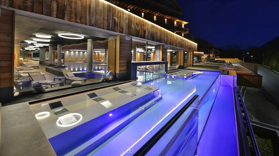 Outdoor swimming pool with hydromassage