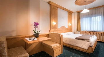 Room with double bed and table