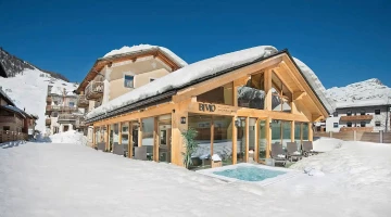 Spa with outdoor jacuzzi at Bivio Hotel Plaza