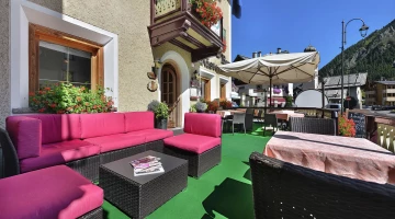 Outdoor lounge