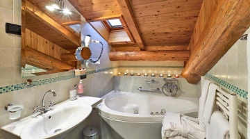 Bathroom with Jacuzzi in Suite 