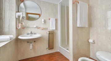 Bathroom with shower box and wall-mounted hairdryer