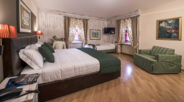Triple room with armchair