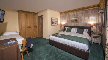 Triple room with desk