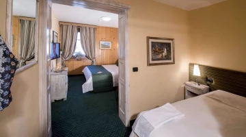 Room with communicating rooms