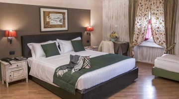 Triple room with telephone