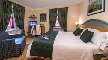Double bedroom with armchair