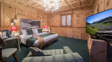 Double bedroom with sitting area